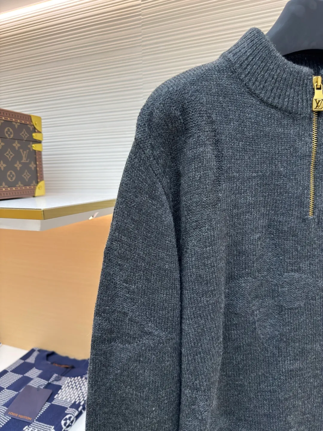 LOUIS VUITTON intarsia dark pattern zipper sweater ●Authentic product: purchased and developed at 16700 ●Item number: 1680364-B50 ●Fabric: cashmere fabric ●Technology: intarsia production ●Version: loose version ●Weight: about 585 grams ●Size: XS-S-M-L ●Description: Made of 80% wool, 15% cotton, 15% fiber. This fabric is very warm and the blend is not prone to pilling. Because clothes with a high wool content have a slightly wooly feel, they can be worn as outerwear if you are not used to it. The zipper uses the original No. 5 slider, which is made from pure copper material and has a very heavy feel. The entire zipper and slider are aged by electroplating, the middle of the slider is laser-cut out, and the brand's iconic LOGO is molded out with a flat surface grinder. The overall wiring is straight and delicate, the fabric is comfortable and soft, and the color is consistent without color difference. It can be matched with the same style to create a fashionable look and control various occasions. Customized accessories, complete with three standards, same style for men and women!
